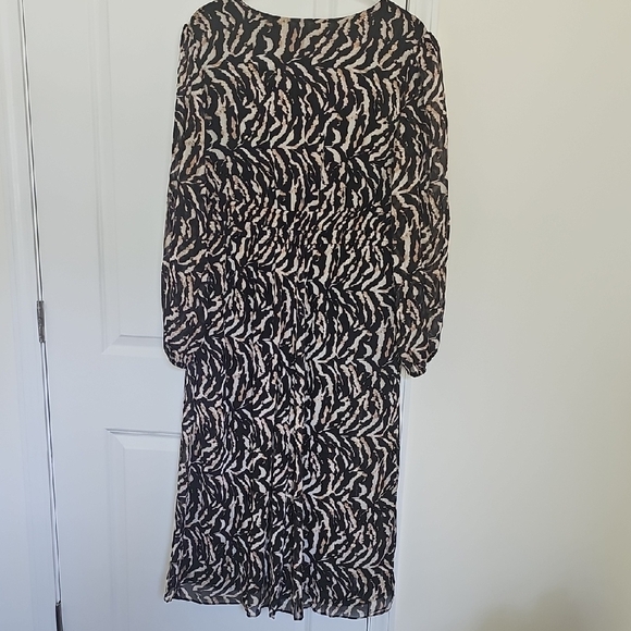 Elegant Black and Cream Long Sleeve Dress - Picture 3 of 7